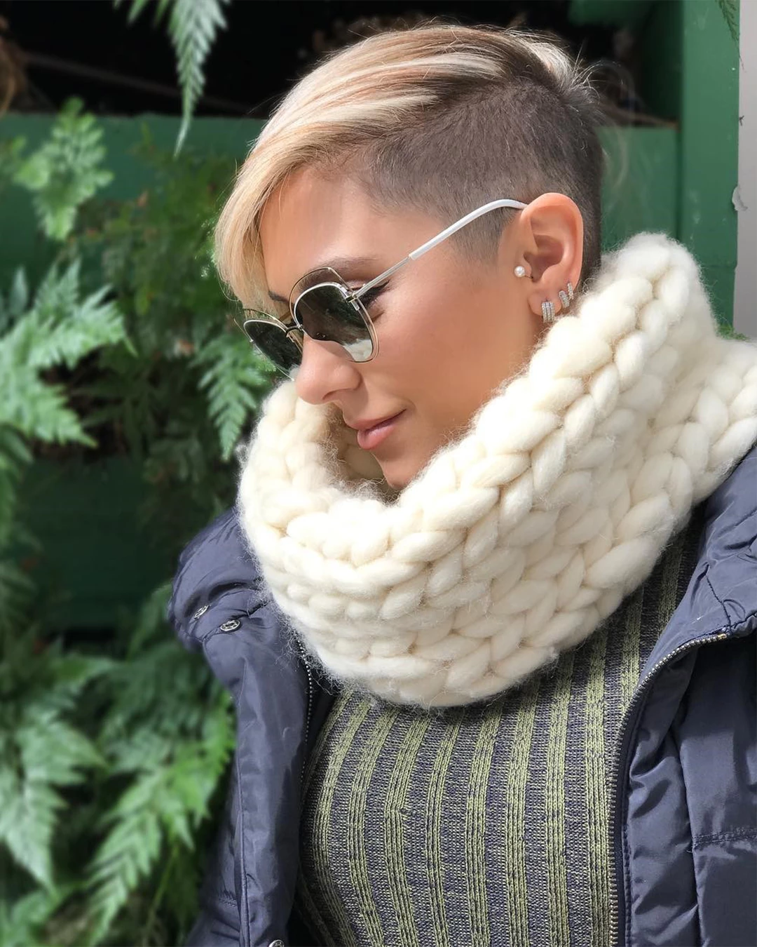 Mulher usando gola de maxi tricot feita, respirável e confortável.