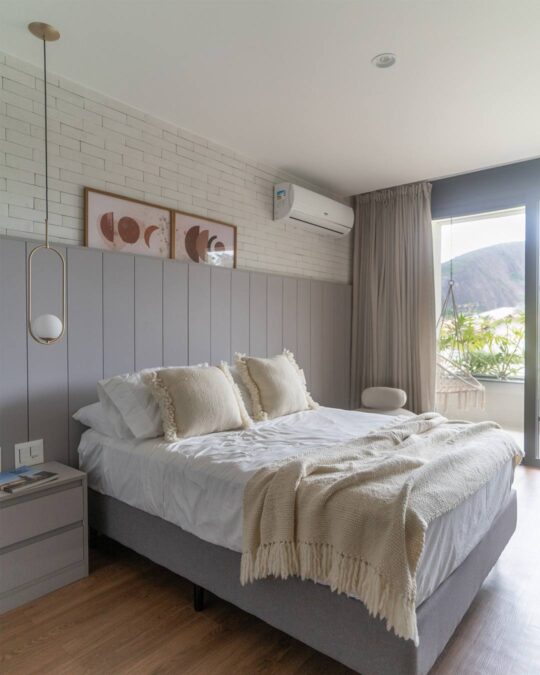 Cama decorada com almofada quadrada feita a mão em tear com lã merino cor cru natural.