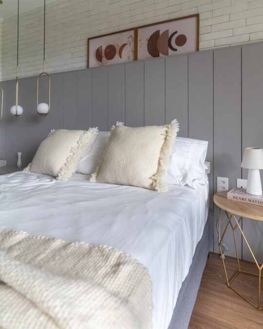 Cama decorada com almofada quadrada feita a mão em tear com lã merino cor cru natural.